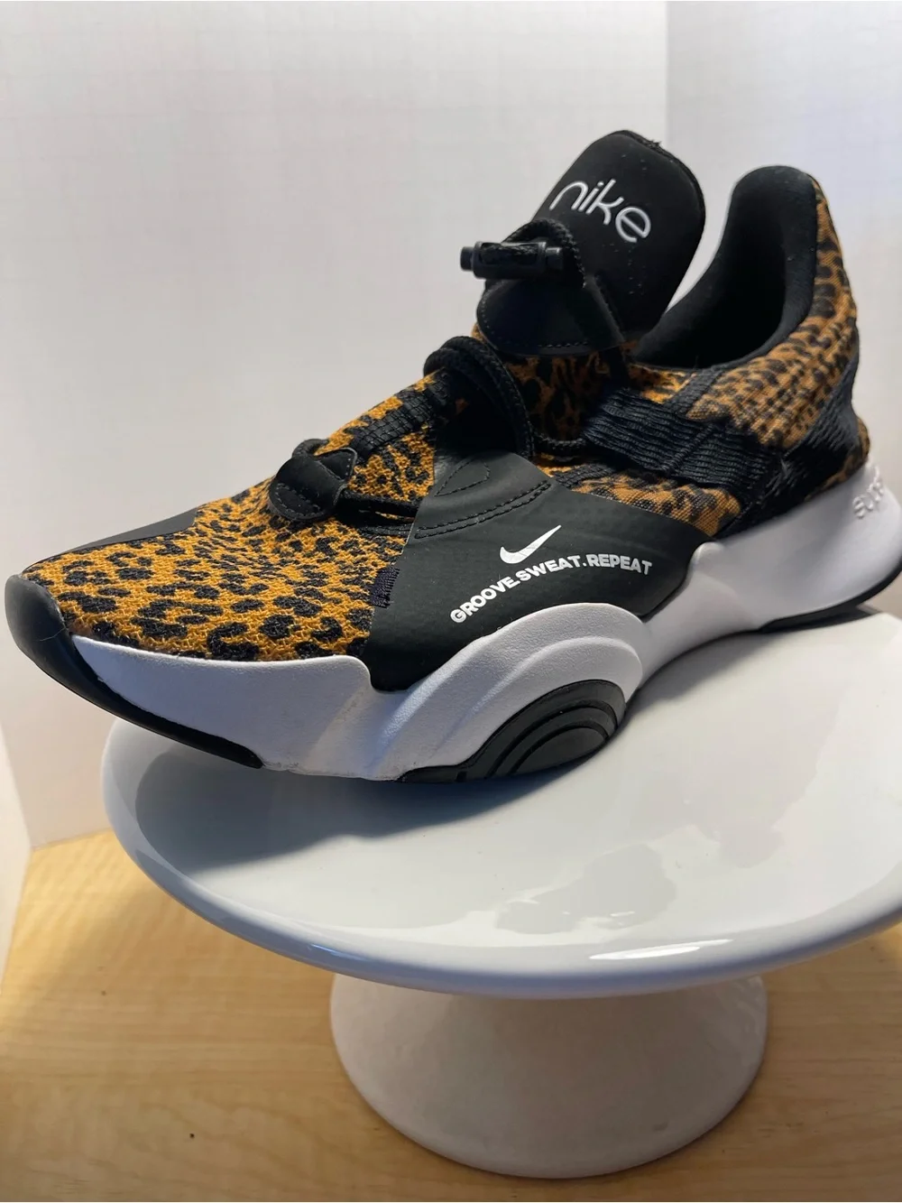 Nike SuperRep Groove Leopard Womens Athletic Shoes Size 9 - Like New  **